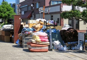 粗大ごみ置き場に置かれたたくさんの粗大ごみの写真