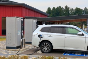 充電中の電気自動車の写真