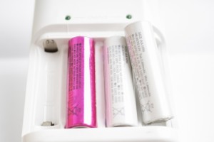 充電式電池と充電器の写真